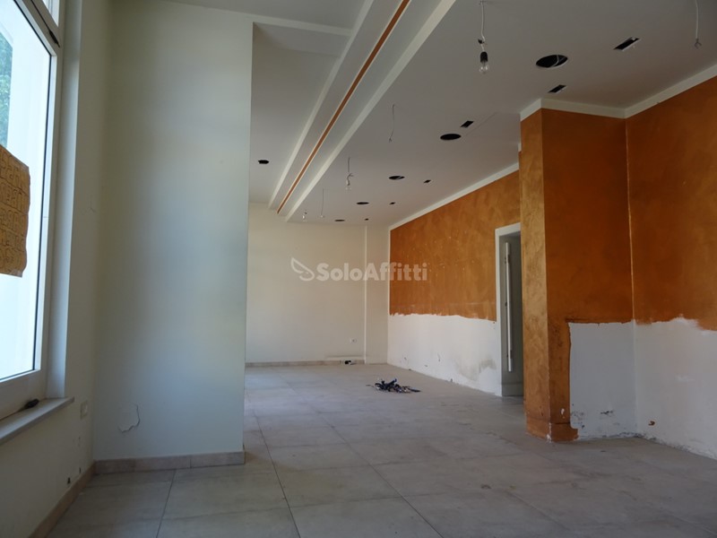 Laboratorio in Affitto a Senigallia, 1'400€, 220 m²