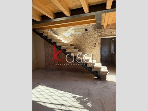 Casa Indipendente in Vendita a Soave, 450 m²