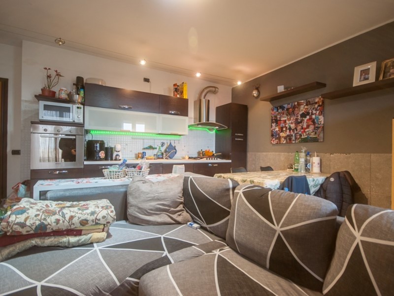 Bilocale in Vendita a Mozzate, 125'000€, 68 m², con Box