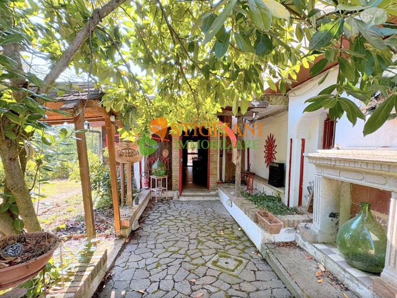 Villa in Vendita a Ripalimosani, zona Contrada Covatta, 119'000€, 260 m²