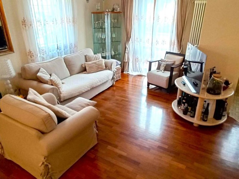 Appartamento in Vendita a Massa, zona Ronchi, 470'000€, 120 m², con Box