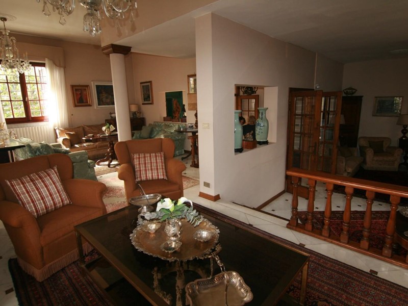 Villa in Vendita a Carrara, zona Marina di Carrara, 750'000€, 200 m², con Box