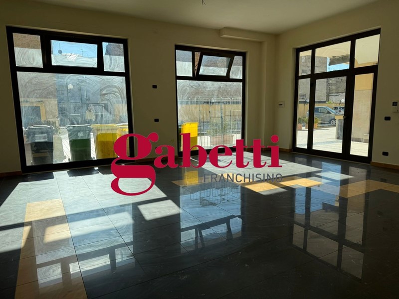 Negozio in Vendita a Capodrise, 60'000€, 82 m²