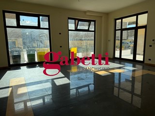 Negozio in Vendita a Capodrise, 60'000€, 82 m²