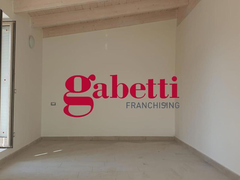 Attico in Vendita a San Nicola la Strada, 70'000€, 140 m²