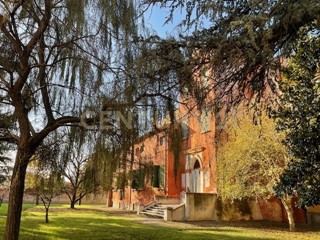 Casa Indipendente in Vendita a Bergantino, 795'000€, 1554 m²