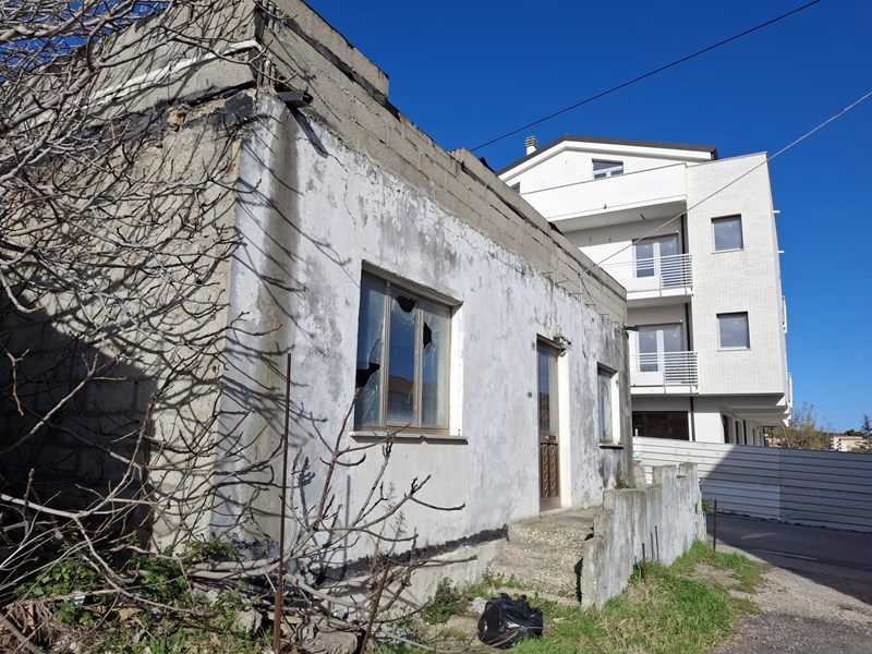 Casa Indipendente in Vendita a Pescara, zona Pescara Colli, 75'000€, 130 m², con Box
