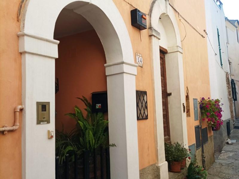 Villetta a schiera in Vendita a Loreto Aprutino, zona centro del paese, 100'000€, 180 m²