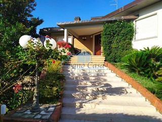 Villa in Vendita a Carrara, zona Marina di Carrara, 1'100'000€, 300 m², arredato