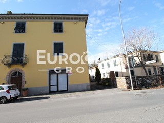 Negozio in Vendita a Lucca, zona Ponte a Moriano, 70'000€, 150 m²