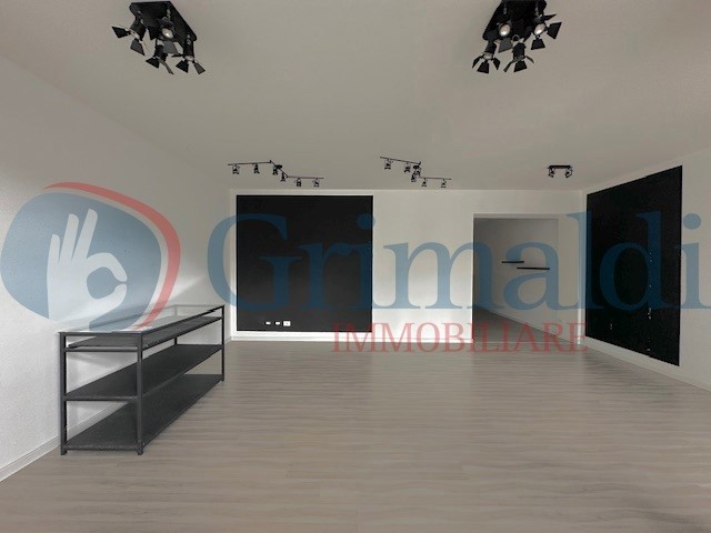Negozio in Affitto a Bastia Umbra, 1'000&euro;, 70 m²