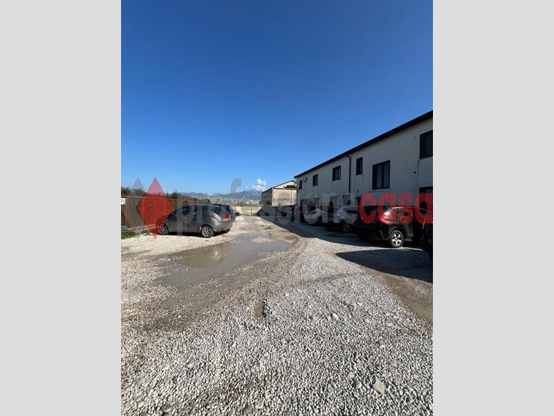 Capannone in Vendita a Battipaglia, 560'000€, 600 m²