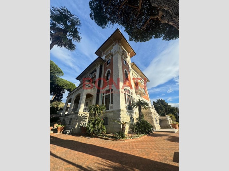 Casa Indipendente in Vendita a Carrara, zona Carrara, 1500 m², arredato, con Box