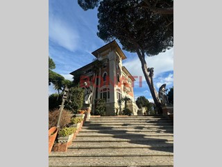 Casa Indipendente in Vendita a Carrara, zona Carrara, 1500 m², arredato, con Box