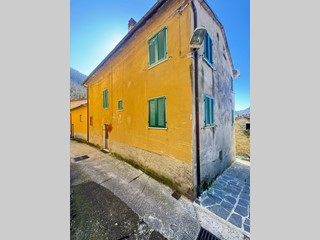 Casa Semi Indipendente in Vendita a Seravezza, zona Azzano, 100'000&euro;, 93 m², arredato