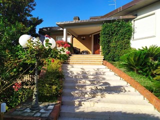 Casa Indipendente in Vendita a Carrara, zona Marina Di Carrara, 1'100'000€, 300 m²