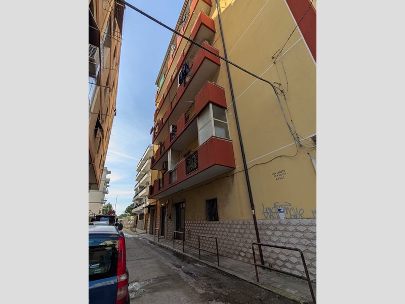 Trilocale in Vendita a Reggio Calabria, zona Via Loreto Traversa Basile, 85'000€, 80 m²