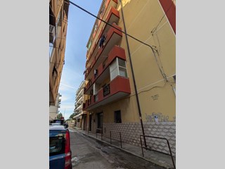 Trilocale in Vendita a Reggio Calabria, zona Via Loreto Traversa Basile, 85'000€, 80 m²