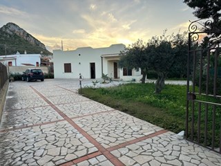 Villa in Affitto a Castellammare del Golfo, zona CONTRADA SCOPELLO, 110 m², arredato