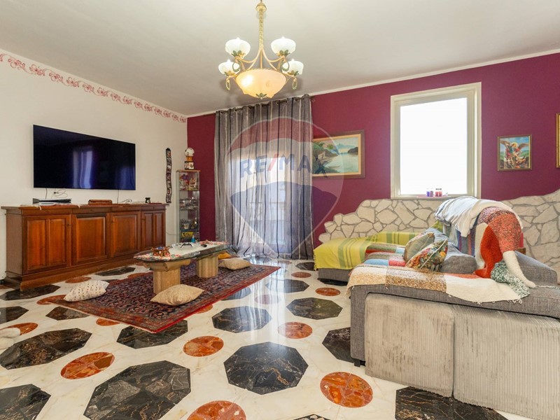 Quadrilocale in Vendita a Aci Catena, 120'000€, 155 m²