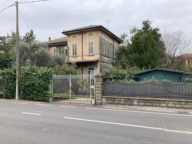 Villa in Vendita a Mantova, zona Borgo Chiesanuova, 250'000€, 250 m²