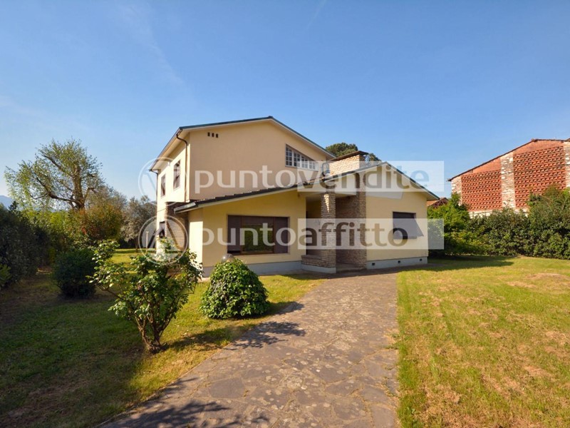 Villa in Vendita a Lucca, zona San Donato, 470'000€, 200 m²