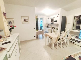 Appartamento in Vendita a La Spezia, zona Limone, 235'000€, 160 m², con Box