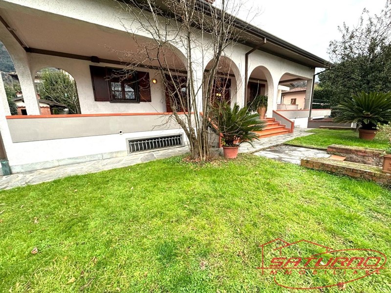 Villa in Vendita a Camaiore, 640'000&euro;, 400 m², arredato, con Box