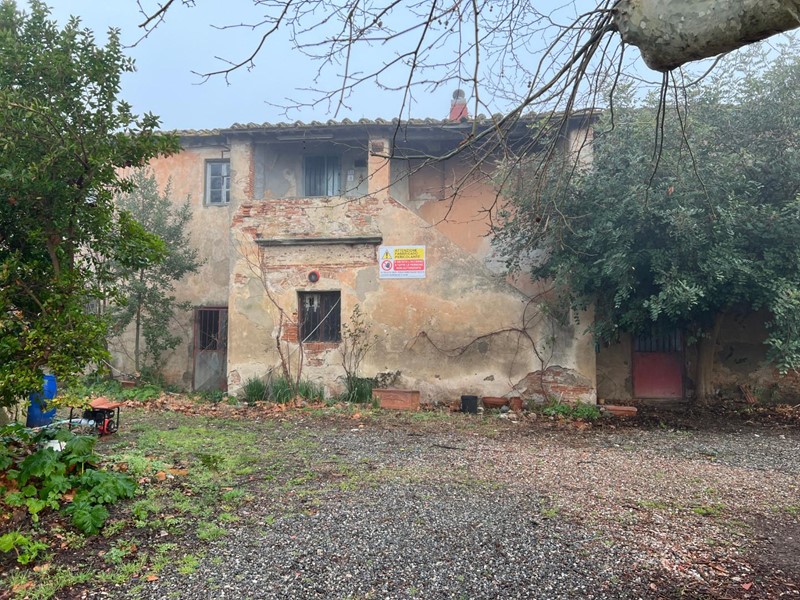 Casa di corte in Vendita a Calcinaia, zona Fornacette, 480'000€, 700 m²