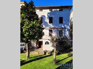 Villa in Vendita a Empoli, 1'200'000€, 350 m², con Box
