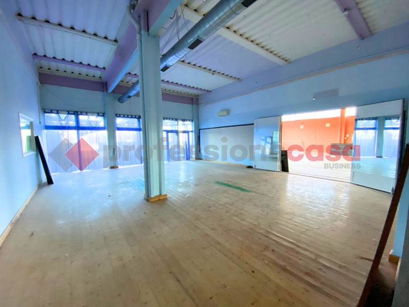 Capannone in Vendita a Collesalvetti, 350'000&euro;, 800 m²