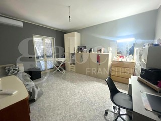 Villa in Vendita a Napoli, 210'000€, 170 m²