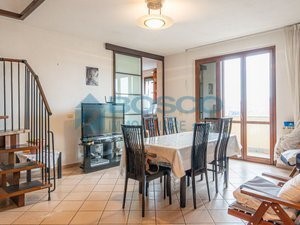 Appartamento in Vendita a La Spezia, zona Est, 330'000€, 170 m², con Box