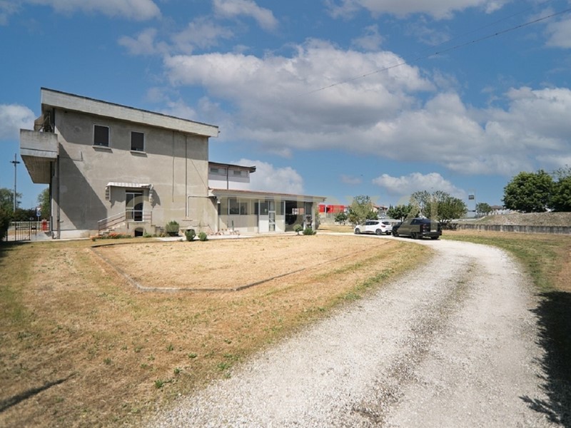 Immobile commerciale in Vendita a Casaleone, 399'000€, 951 m²