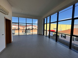 Ufficio in Vendita a Sarzana, zona Sarzana vicinanze centro, 69'000€, 75 m²