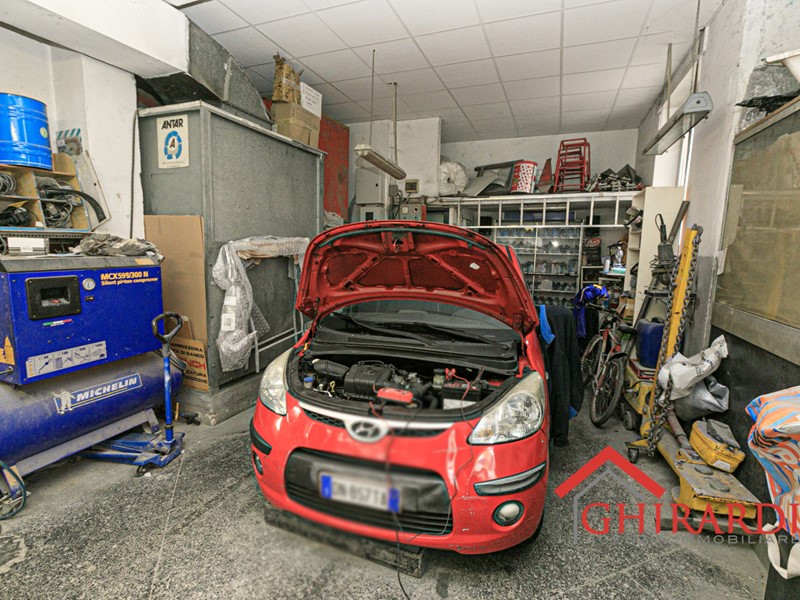 Attività commerciale in Vendita a Genova, zona Rivarolo, 25'000€, 100 m², arredato