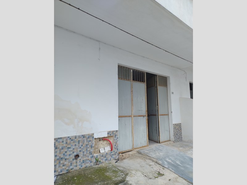 Immobile commerciale in Vendita a Leverano, zona Via Gioberti 35, 160'000€, 185 m²