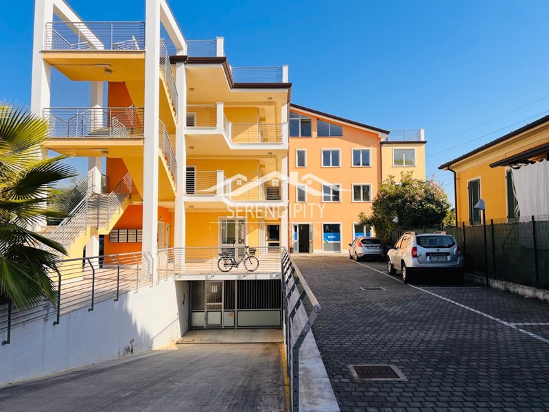 Ufficio in Vendita a Massa, 100'000€, 65 m²