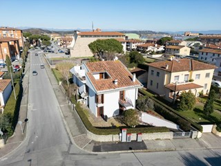 Villa bifamiliare in Vendita a Pontedera, 375'000€, 225 m², arredato, con Box