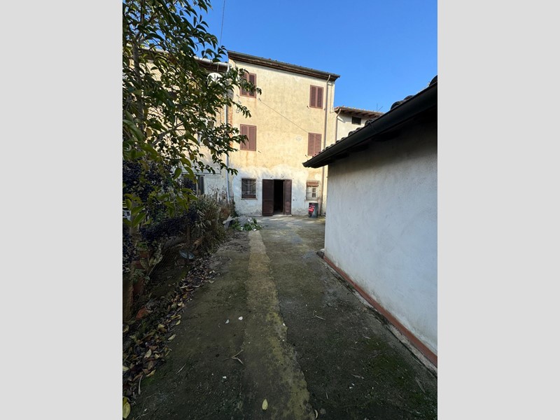 Casa Semi Indipendente in Vendita a Capannori, zona Lunata, 135'000€, 240 m²