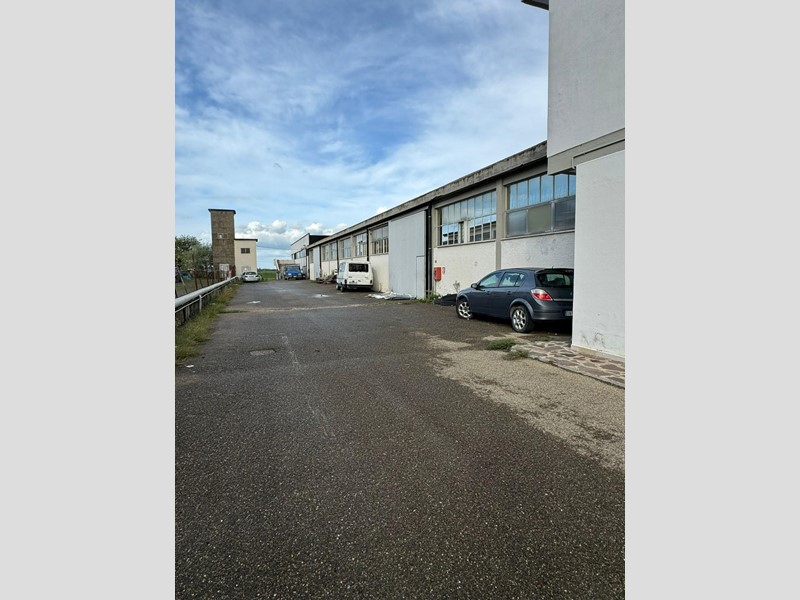 Capannone in Vendita a Crespina Lorenzana, zona Lavoria, 350'000€, 1000 m²