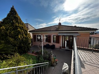 Casa Indipendente in Vendita a Montopoli in Val d'Arno, zona Capanne, 379'000€, 180 m², con Box