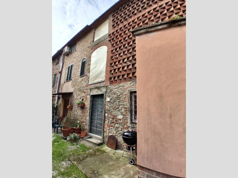Casa Indipendente in Vendita a Capannori, zona Marlia, 160'000€, 100 m²