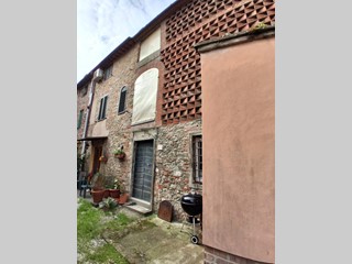 Casa Indipendente in Vendita a Capannori, zona Marlia, 160'000€, 100 m²