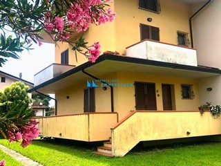 Villa bifamiliare in Vendita a Montignoso, zona Cinquale, 420'000€, 150 m², arredato