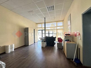 Negozio in Vendita a Arezzo, 400'000€, 174 m²