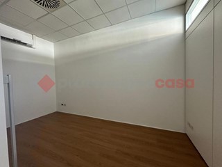 Negozio in Vendita a Arezzo, 400'000€, 174 m²