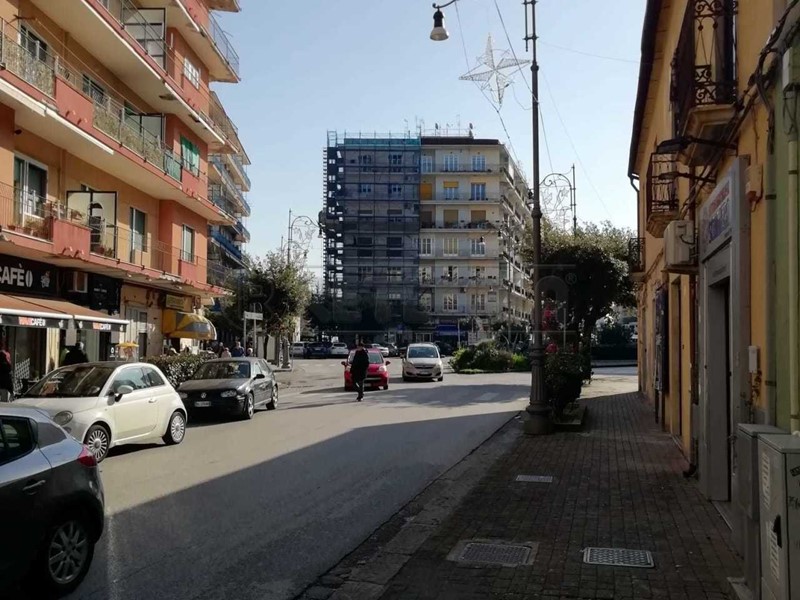 Immobile commerciale in Affitto a Salerno, zona MERCATELLO, 1'200€, 90 m²