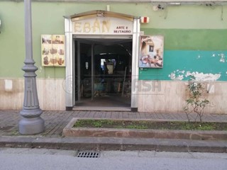 Immobile commerciale in Affitto a Salerno, zona MERCATELLO, 1'200€, 90 m²