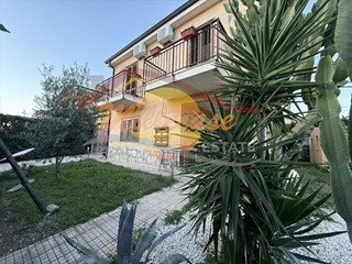 Villa in Vendita a Siracusa, zona Belvedere, 268'000&euro;, 160 m², con Box